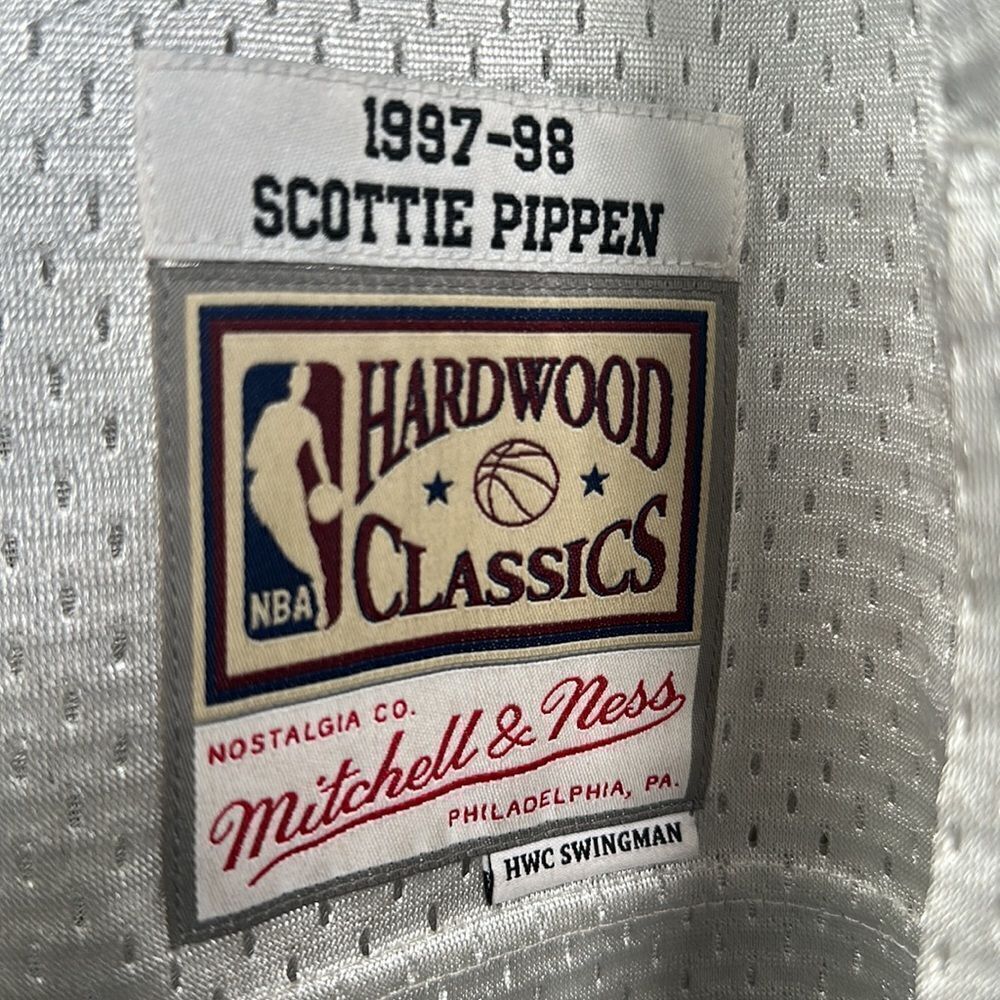 Mitchell & Ness 97-98 Scottie Pippen Bulls Swingman Jersey - Large - Picture 2 of 7